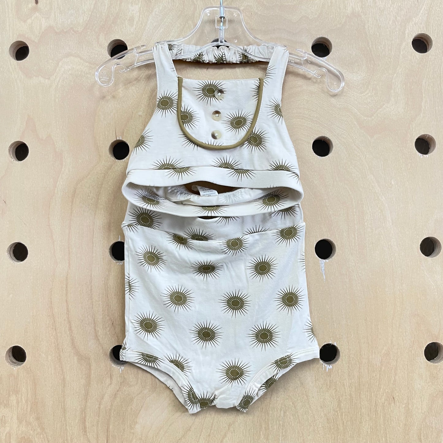 Bamboo Cream Suns Outfit