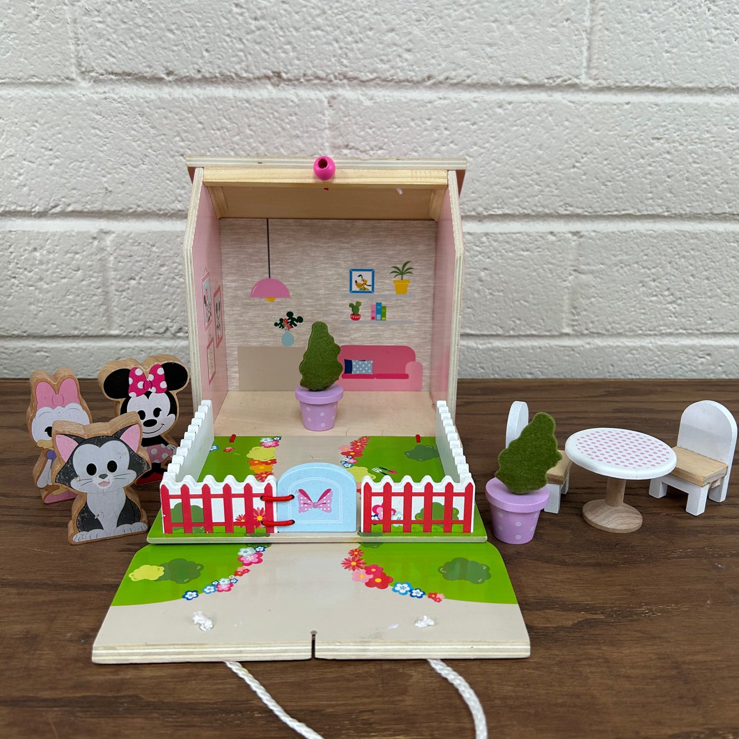 Minnies Carry Along House