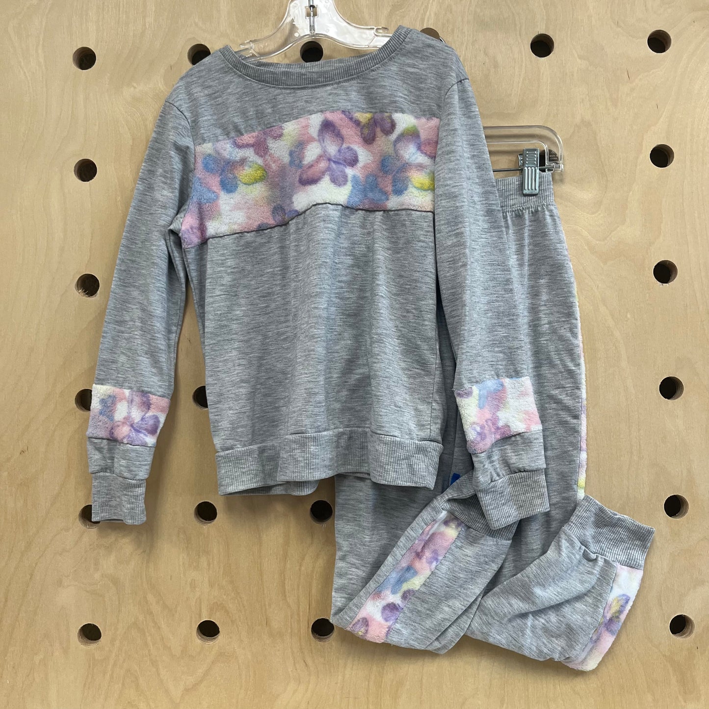Grey+Fuzzy Floral Outfit