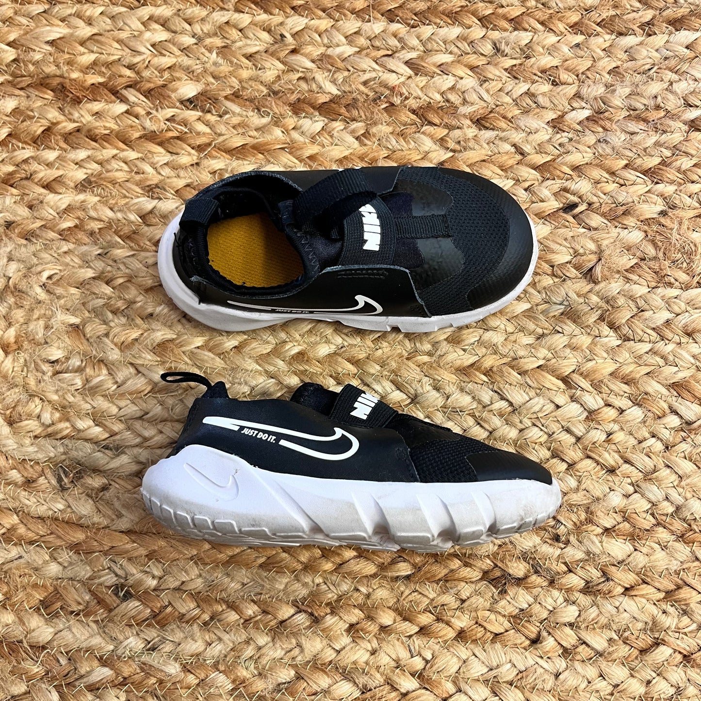 Black Flex Runner 2 Sneakers