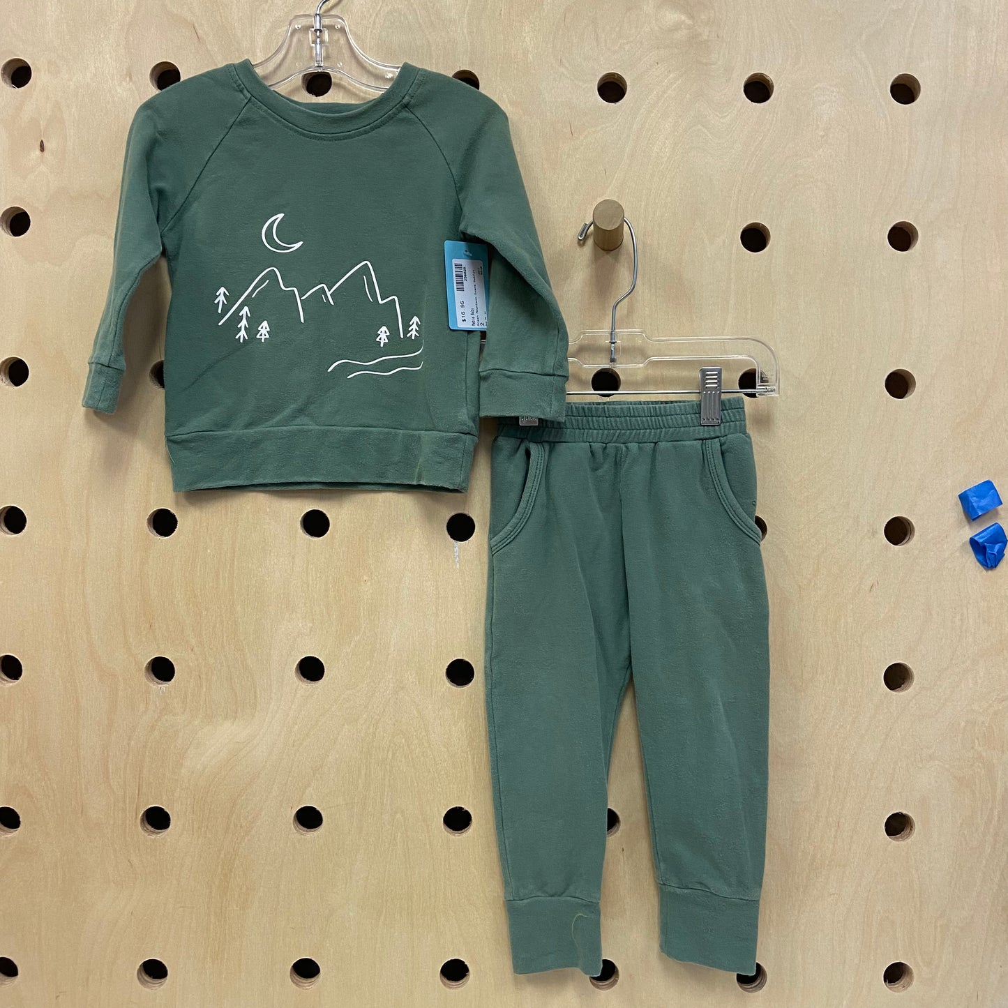 Green Mountain Scene Outfit