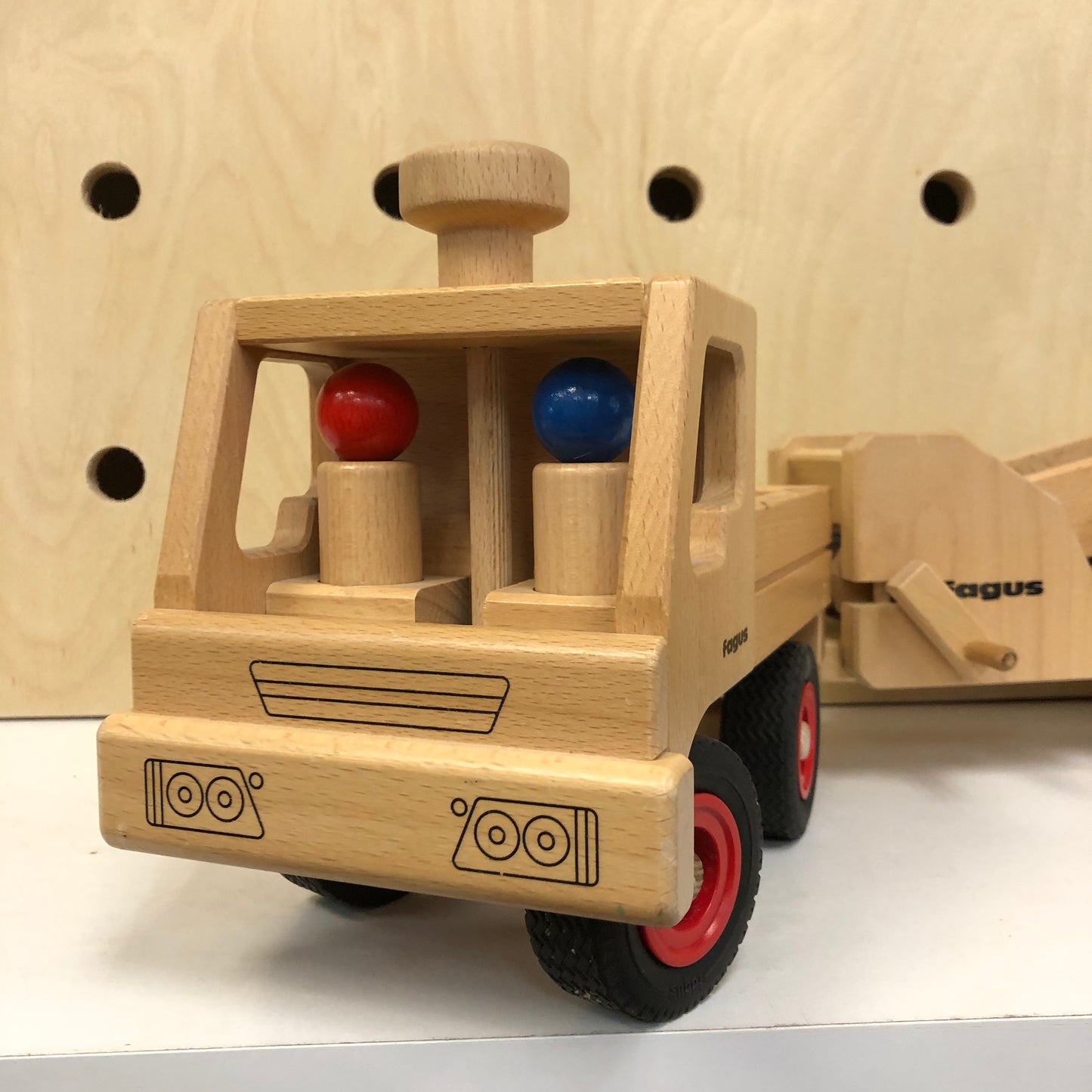 Wood Truck, Conveyer + People
