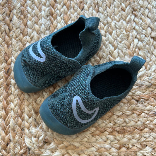 Green Swoosh Flexible Canvas Sneaker