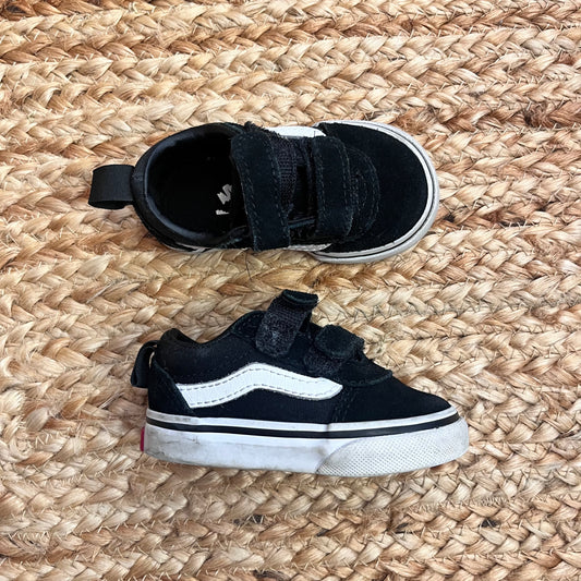 B&W V Skate Sneakers