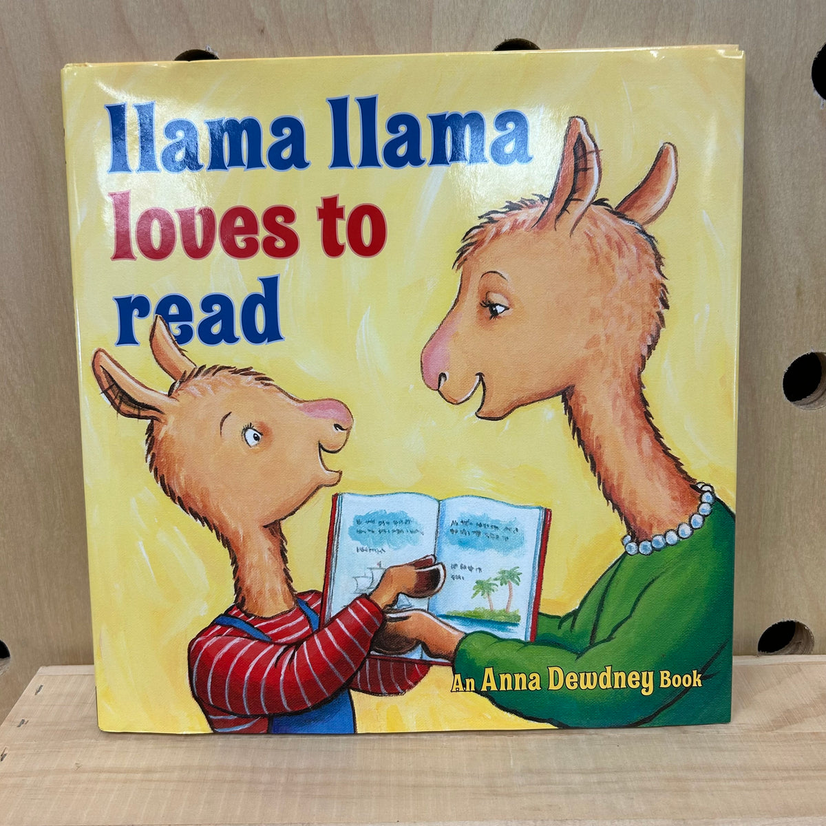 Llala Llama Loves to Read