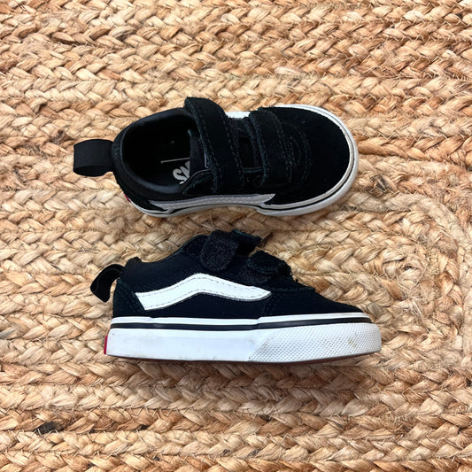 B&W V Sneakers