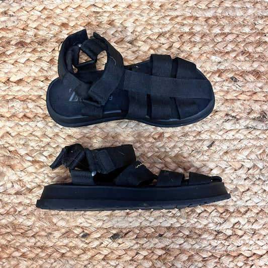 Black Fisherman Sandals