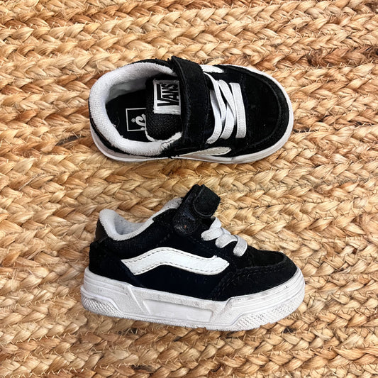 B&W Padded V Skate Sneakers