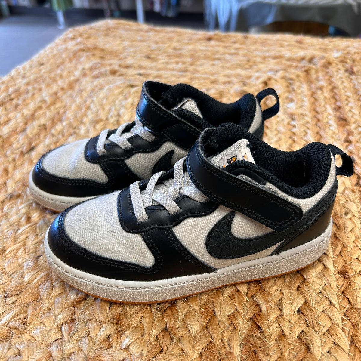 B&W Cour Burough Low Velcro Shoes