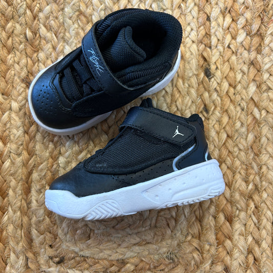 Black Jordan Max Aura Sneakers