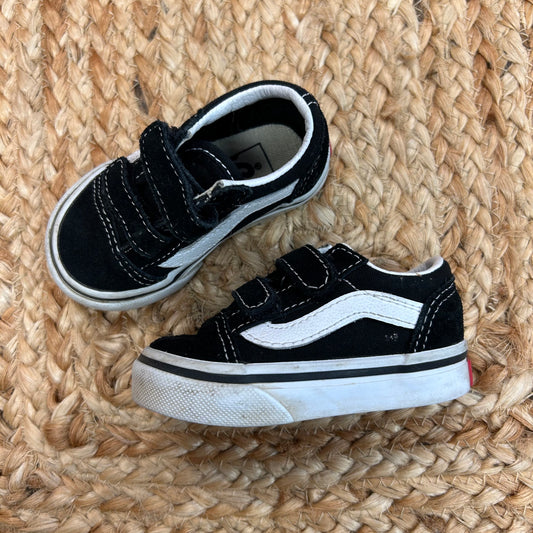B&W Old Skool Velcro Sneakers
