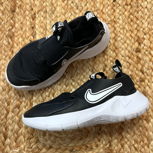 Black & White Flex Runner 3 Sneakers