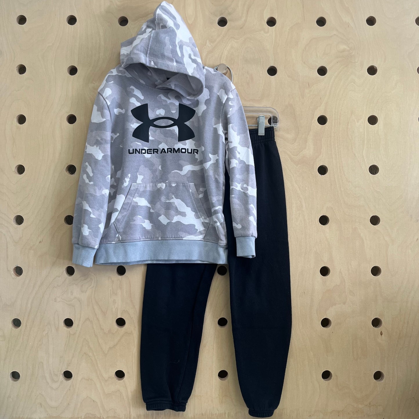 Camo & Black Hoodie Outfit