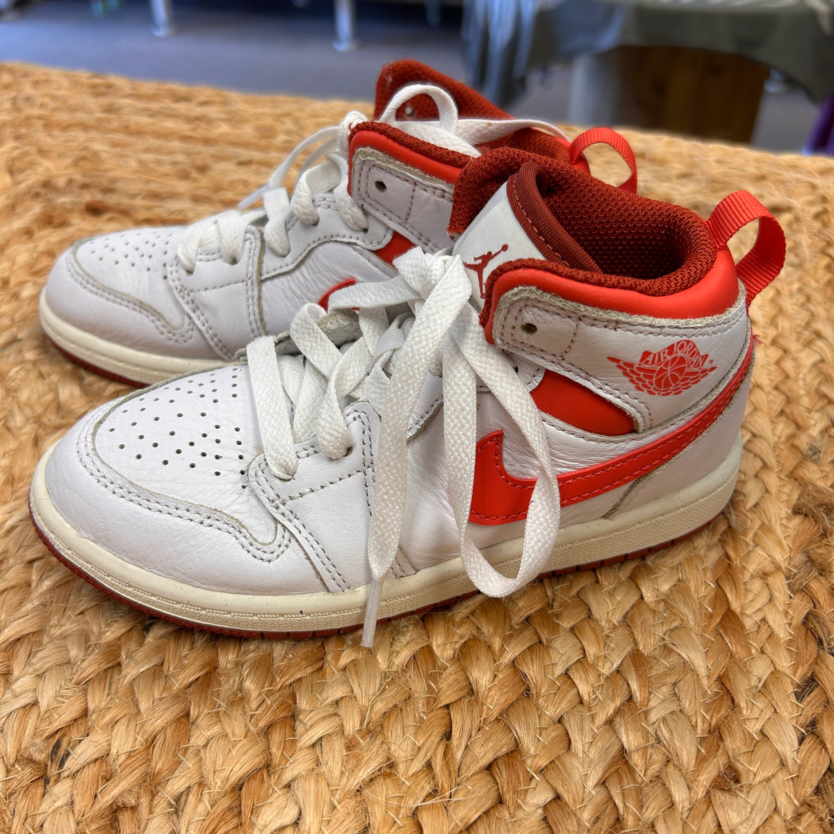 Jordan 1 Mid SE Dune Red Sneakers