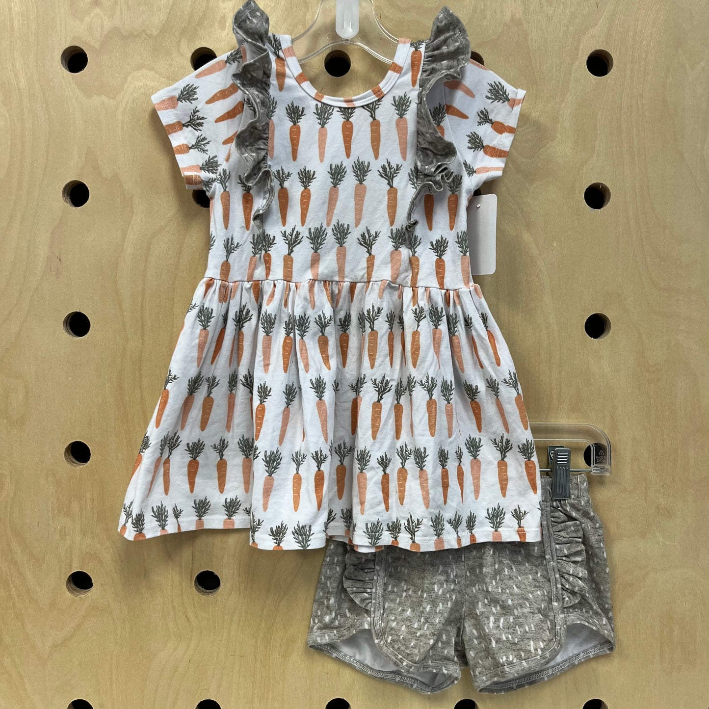 Grey Carrtots Outfit