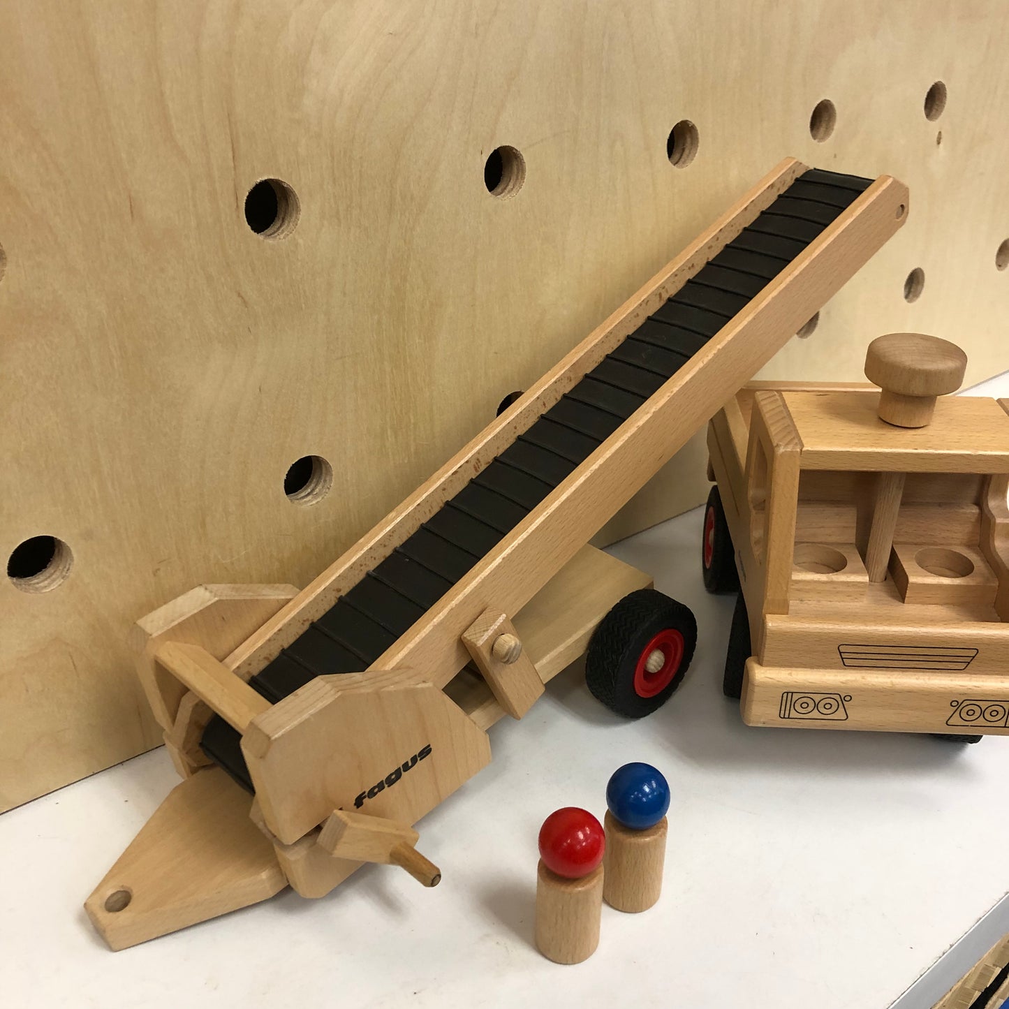 Wood Truck, Conveyer + People
