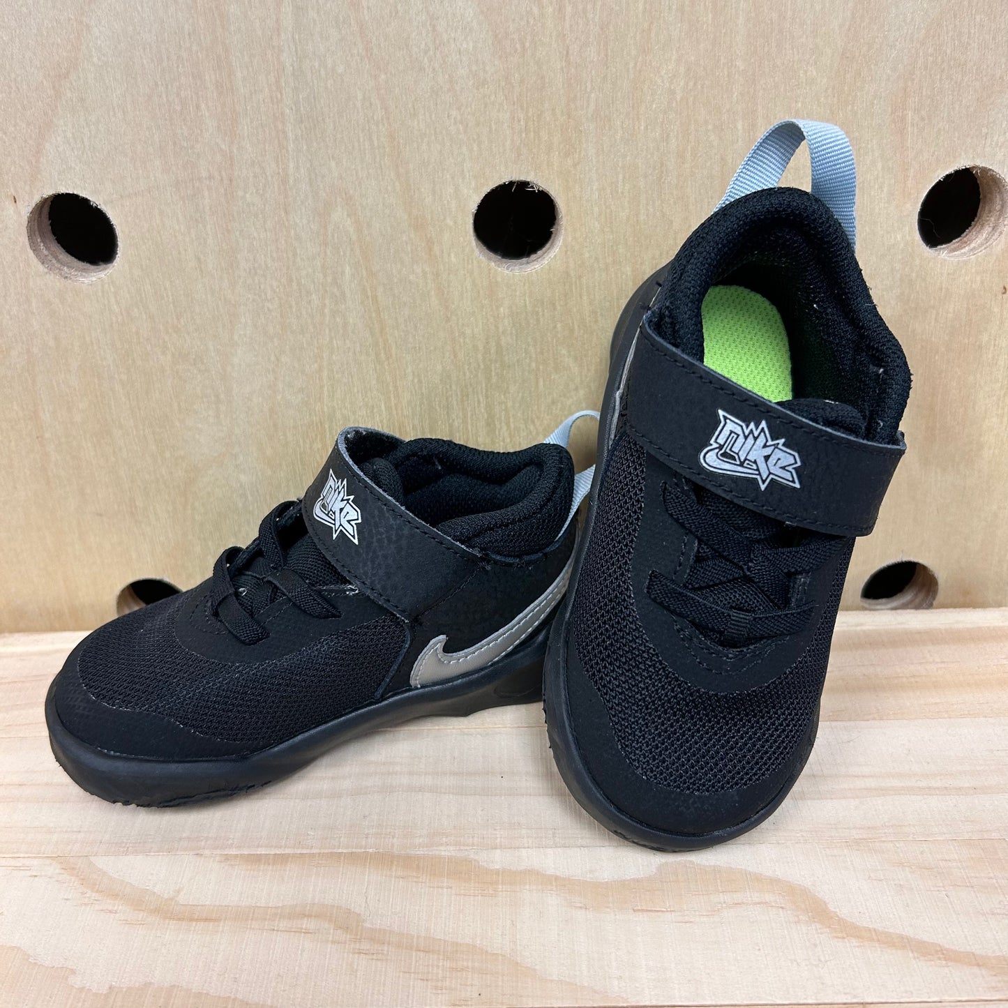 Team Hustle D10 Sneakers