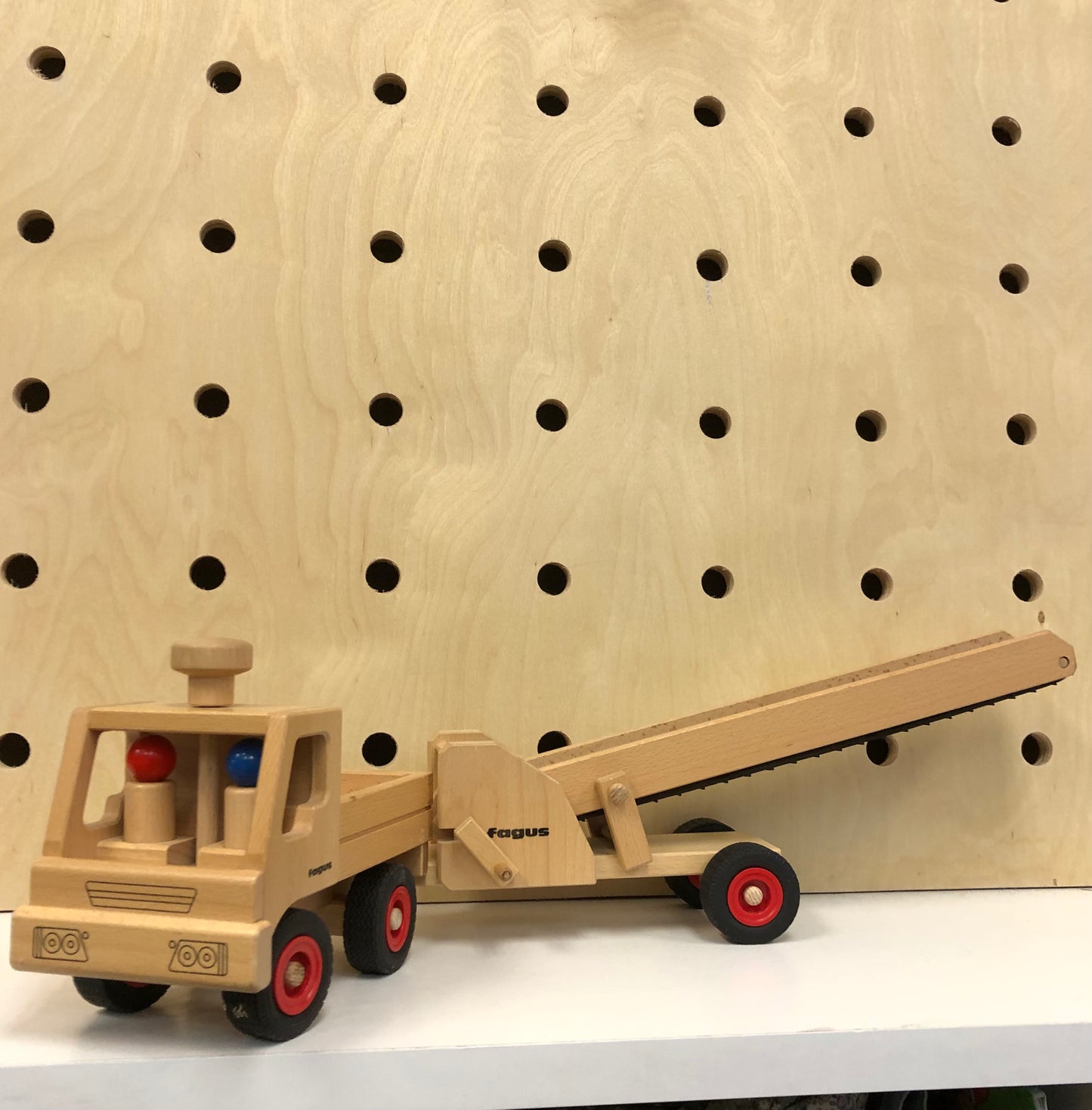 Wood Truck, Conveyer + People